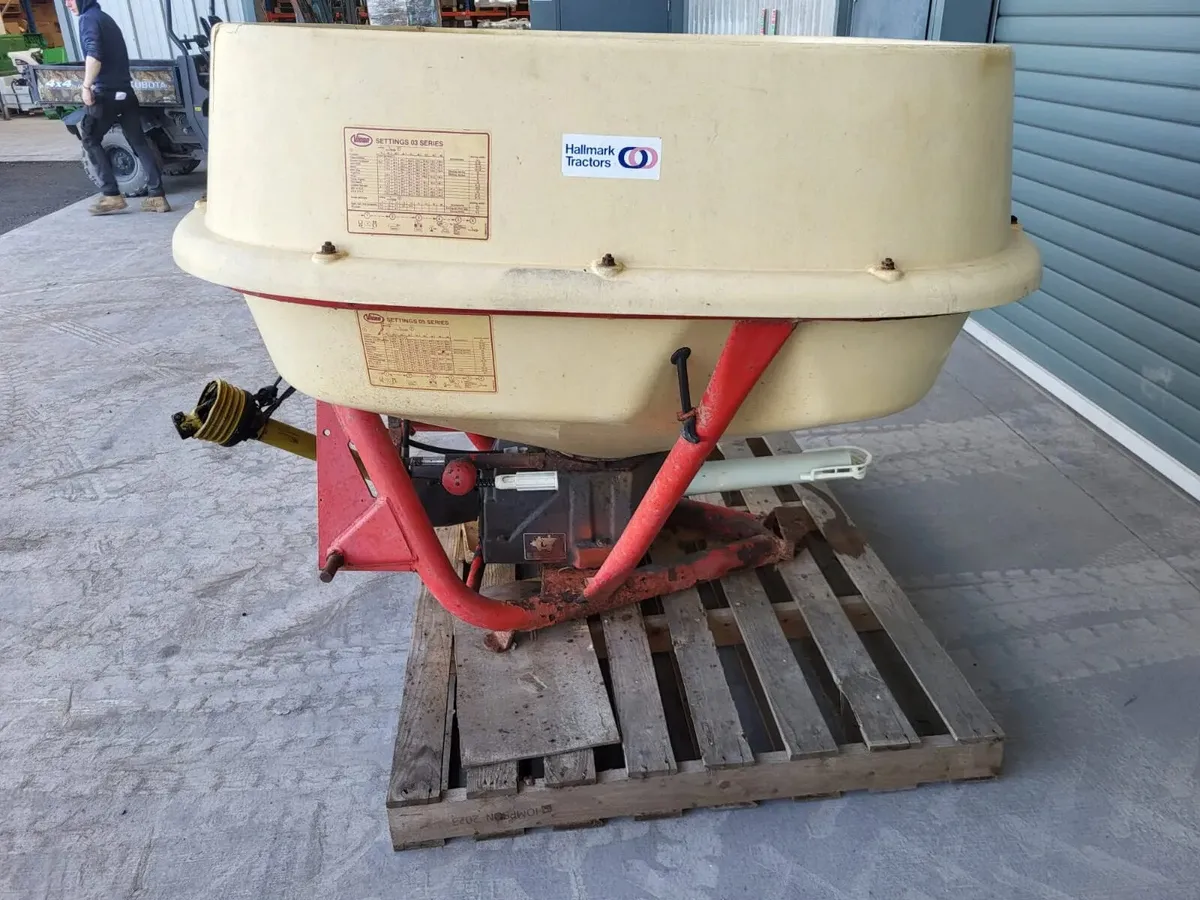 Used Vicon 1154 Wagtail Fertiliser Spreader - Image 2