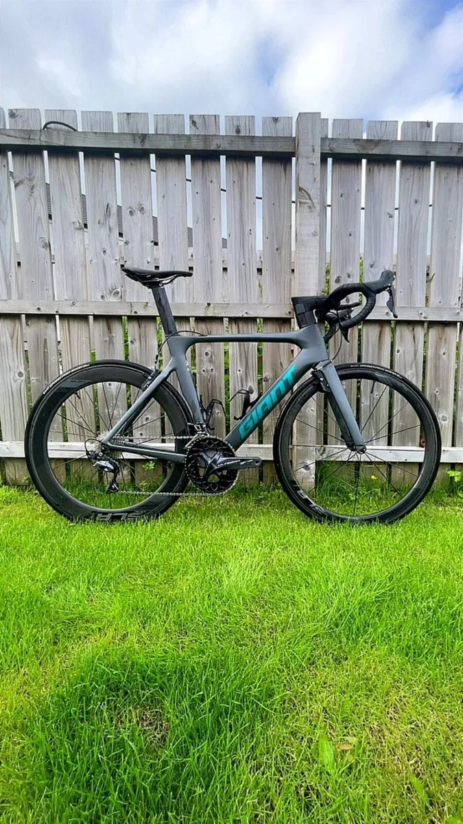 Giant Propel Road Bike - Image 1