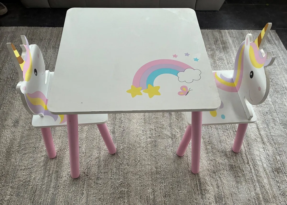 Children’s table and chairs - Image 1
