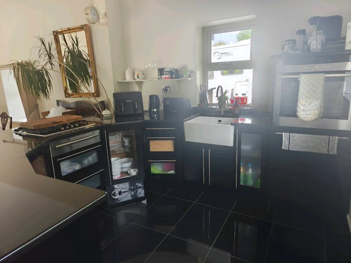 Bespoke black high gloss kitchen - Image 4