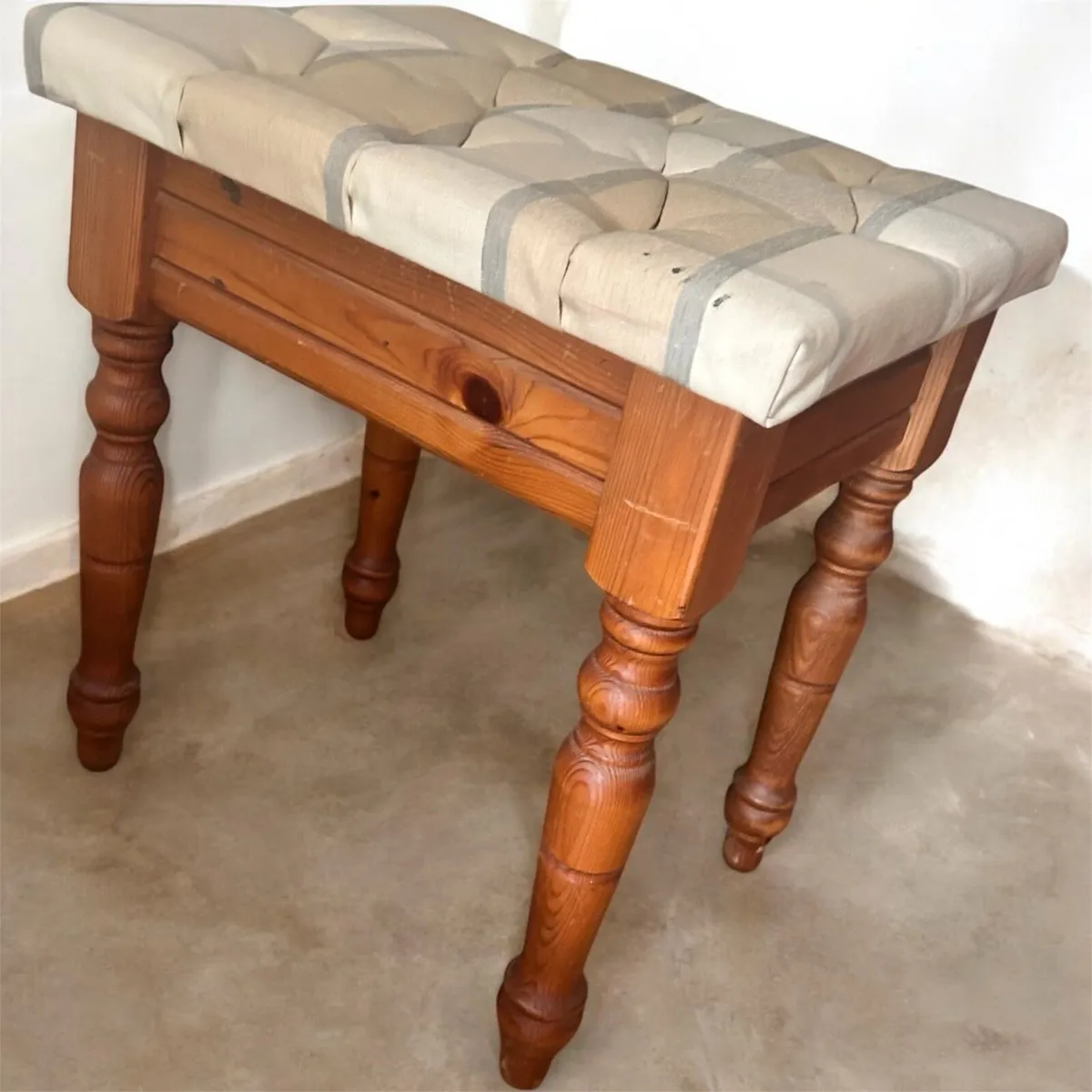 Vanity table with drawers and stool - Image 2
