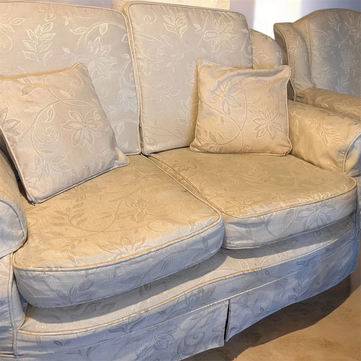 Loveseat and arm chairs - Image 1