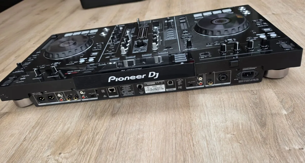 Pioneer DJ XDJ-RX All-In-One DJ Controller w Case - Image 3