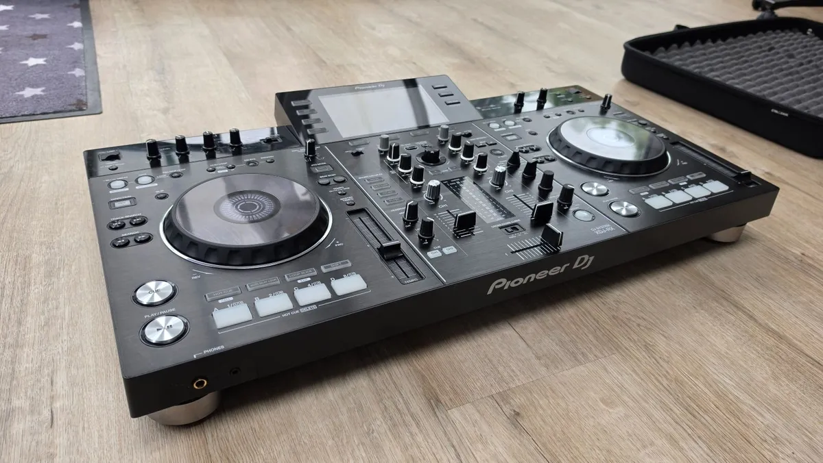 Pioneer DJ XDJ-RX All-In-One DJ Controller w Case - Image 1