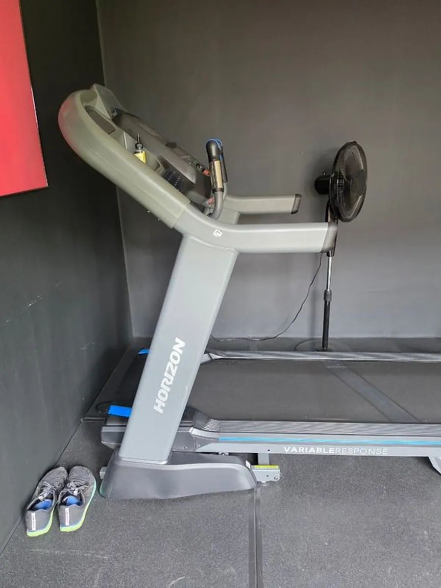 Horizon 7.4 AT Treadmill Mint Condition (Extremely Low Mileage / Only 52 Hours) - Image 3