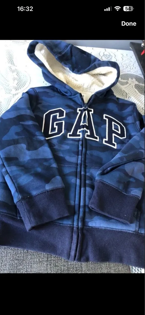 Boys never worn Gap hoodie age 5 €15 - Image 1