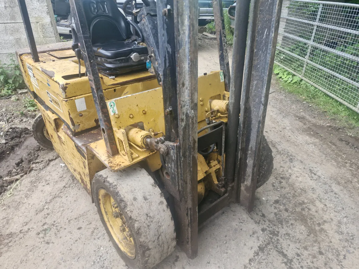 Cat 3 ton forklift - Image 4