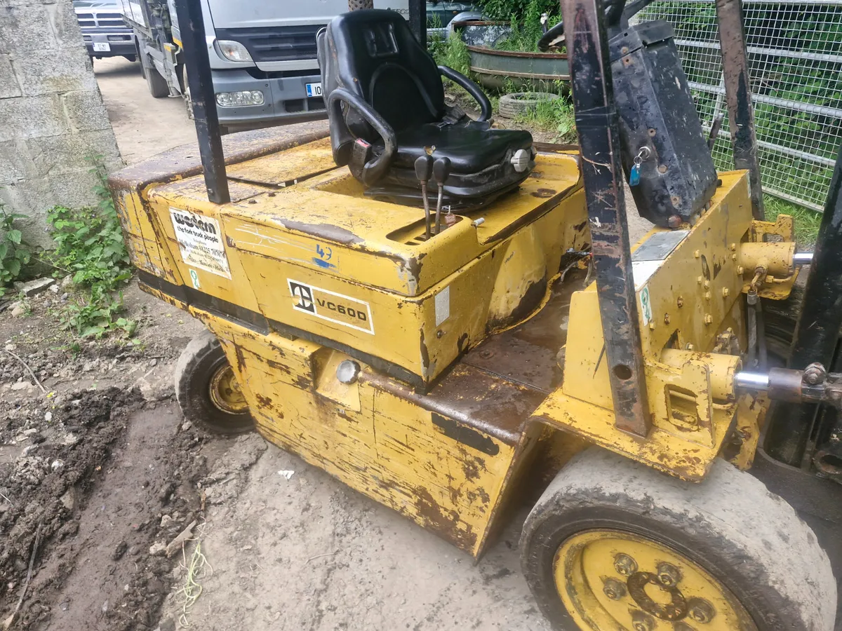 Cat 3 ton forklift - Image 3