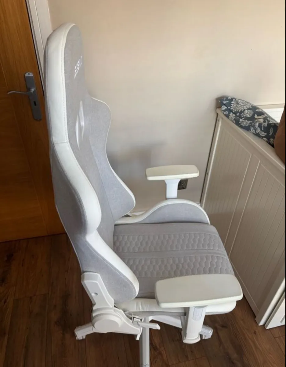 Gaming chair - Image 4
