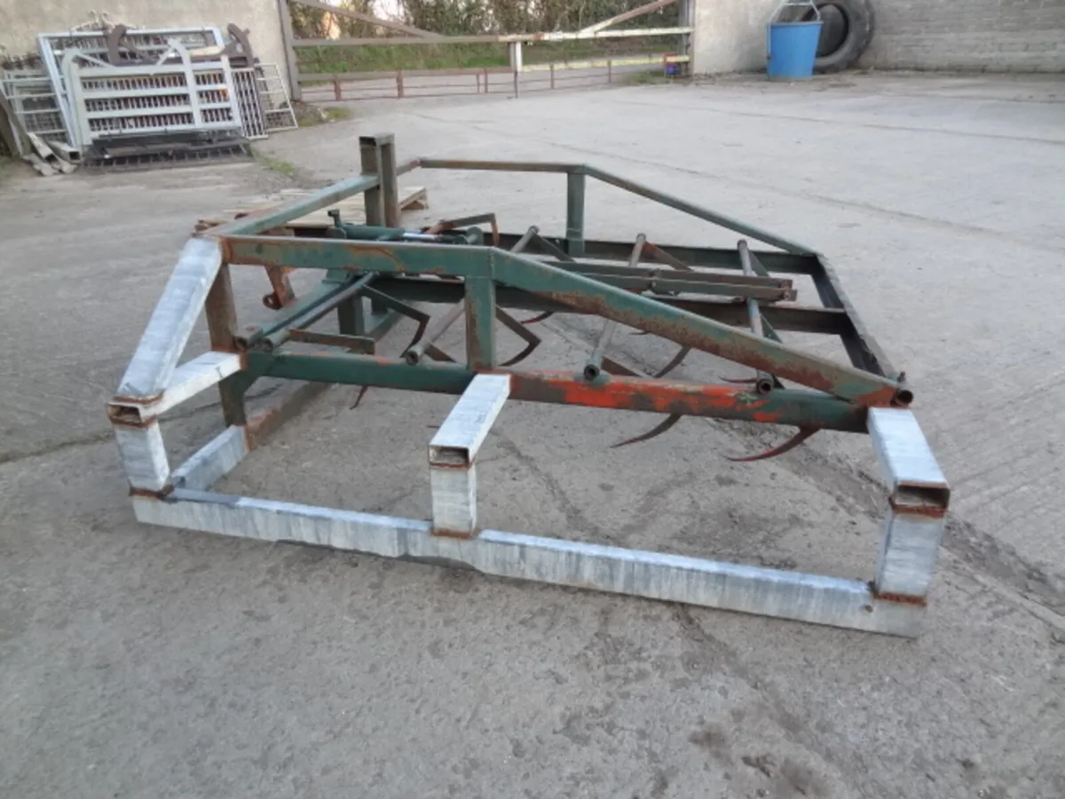 Flat 8 Bale Grab - Image 3