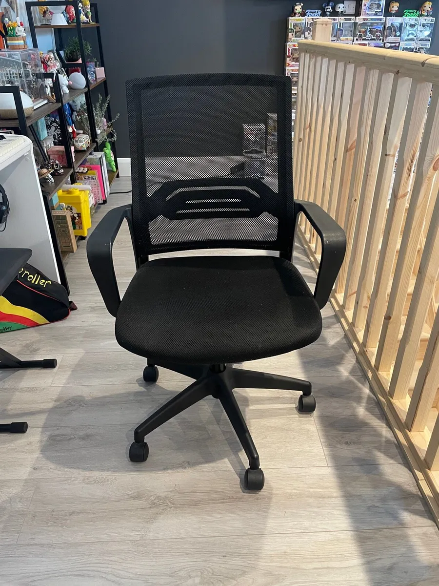 Office ergonomic chair with adjustable height - Image 1