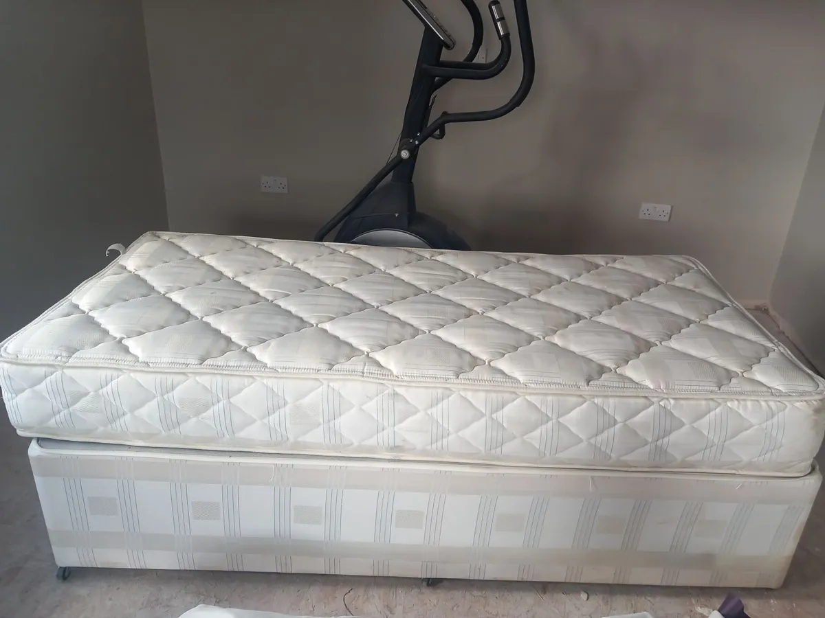 Single bed - Image 1