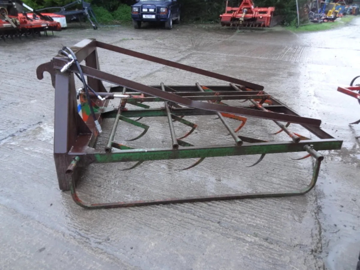 Flat 8 Bale Grab  with guide Rail - Image 2