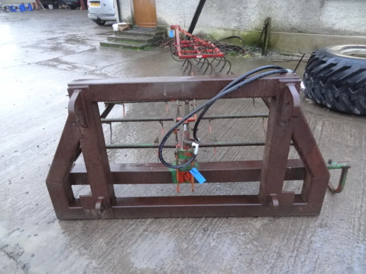 Flat 8 Bale Grab  with guide Rail - Image 4