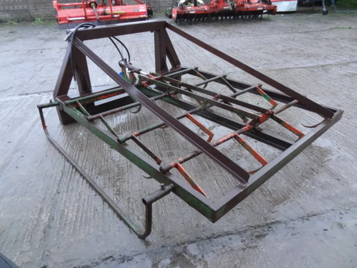 Flat 8 Bale Grab  with guide Rail - Image 1