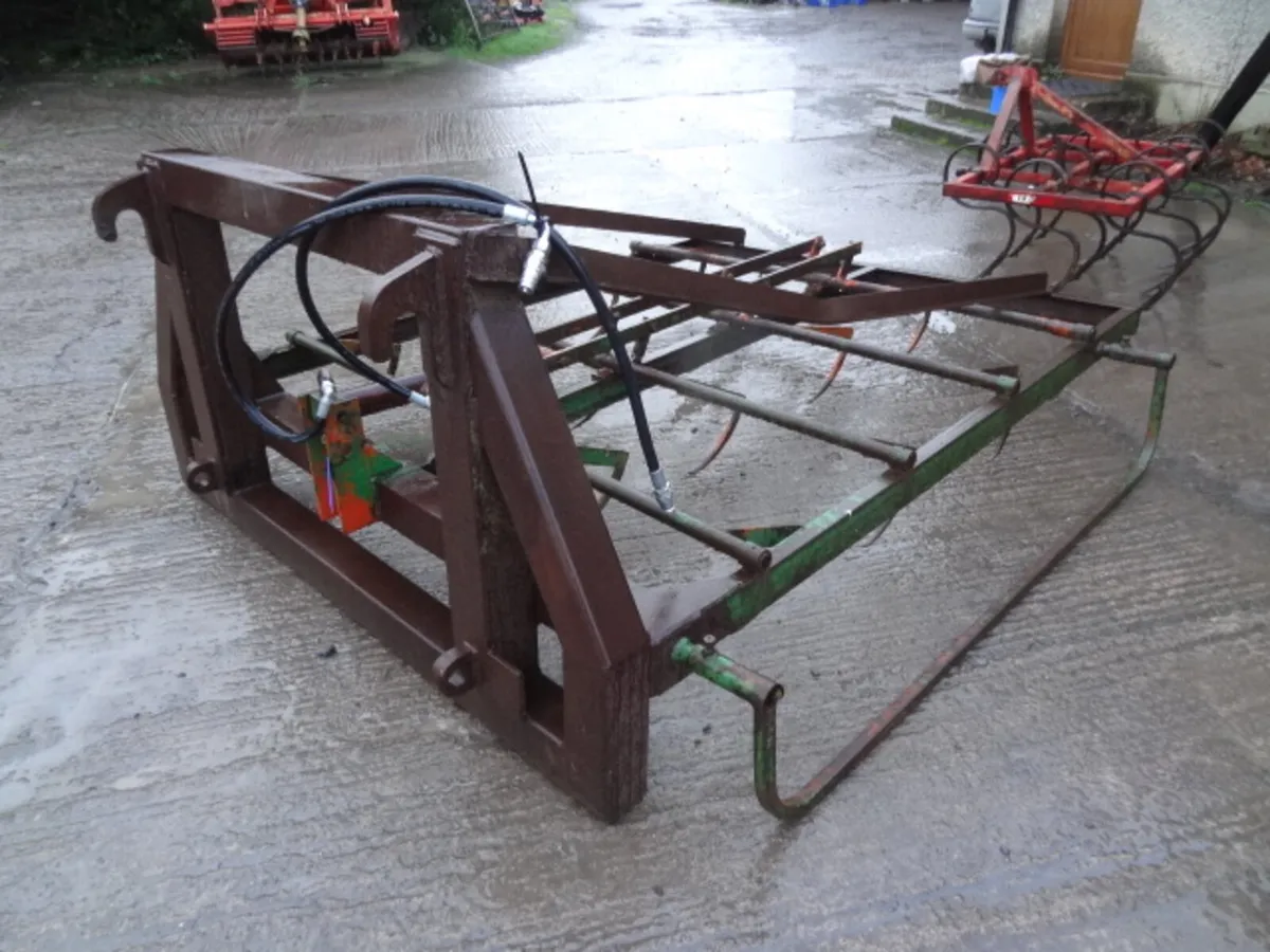 Flat 8 Bale Grab  with guide Rail - Image 3