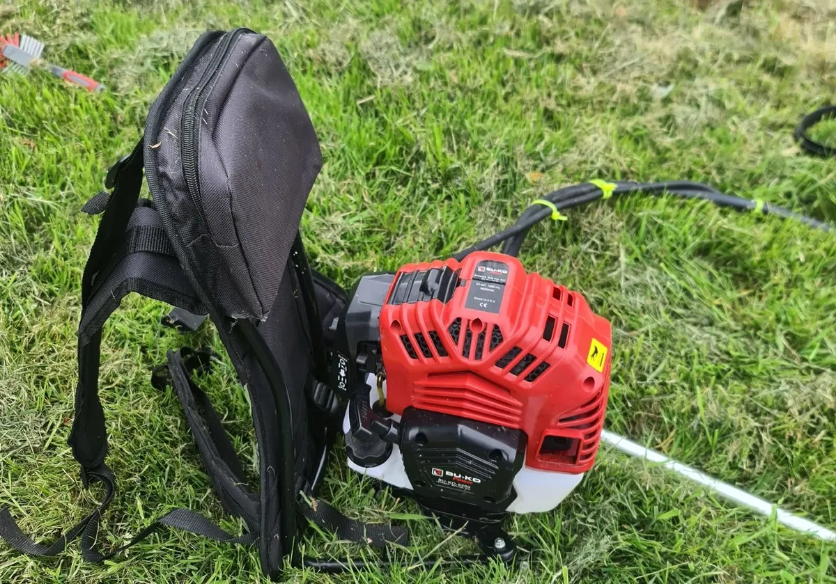 4 in 1 Strimmer chainsaw hedge and bush cutter - Image 1