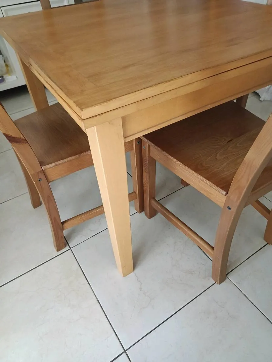 Table and chairs - Image 1