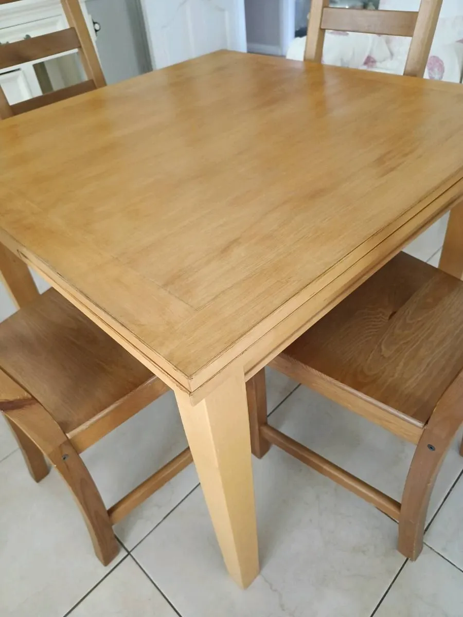 Table and chairs - Image 2