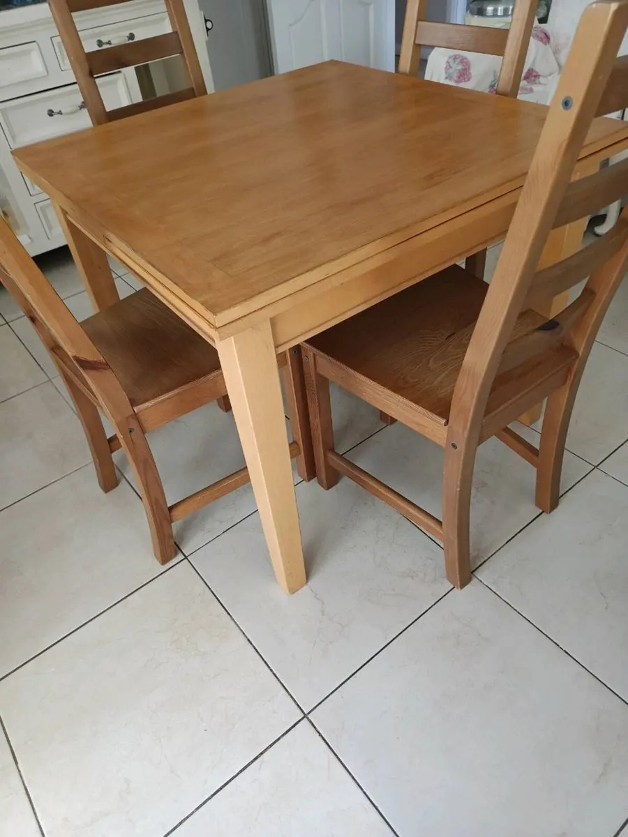 Table and chairs - Image 3