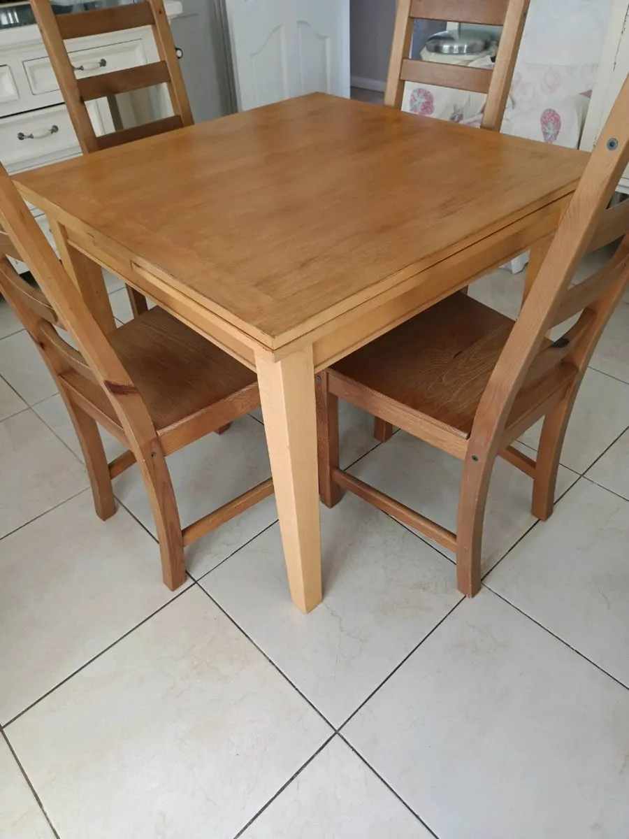 Table and chairs - Image 4