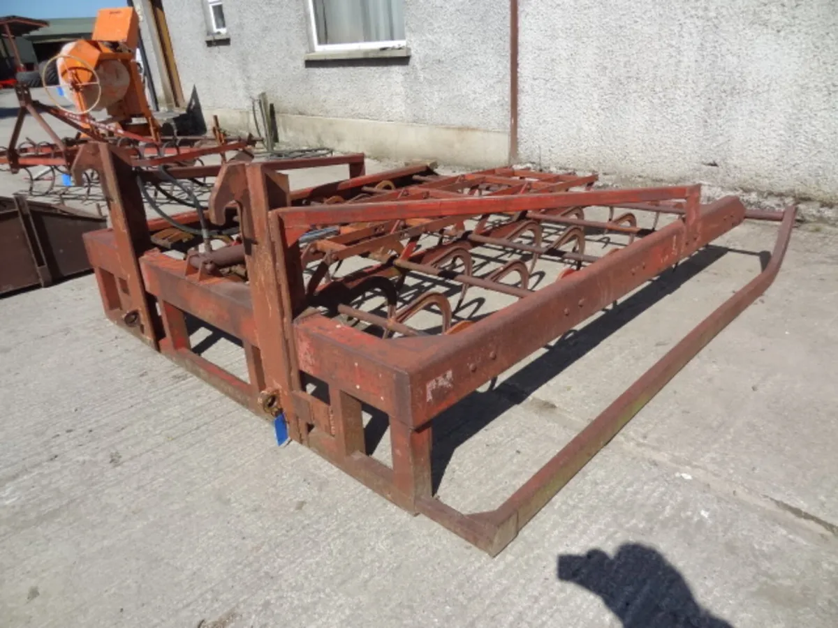 Flat 10 Bale Grab with guide Rail - Image 3