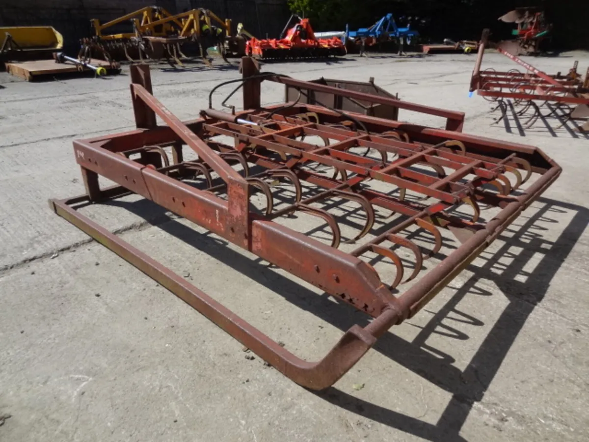Flat 10 Bale Grab with guide Rail - Image 1