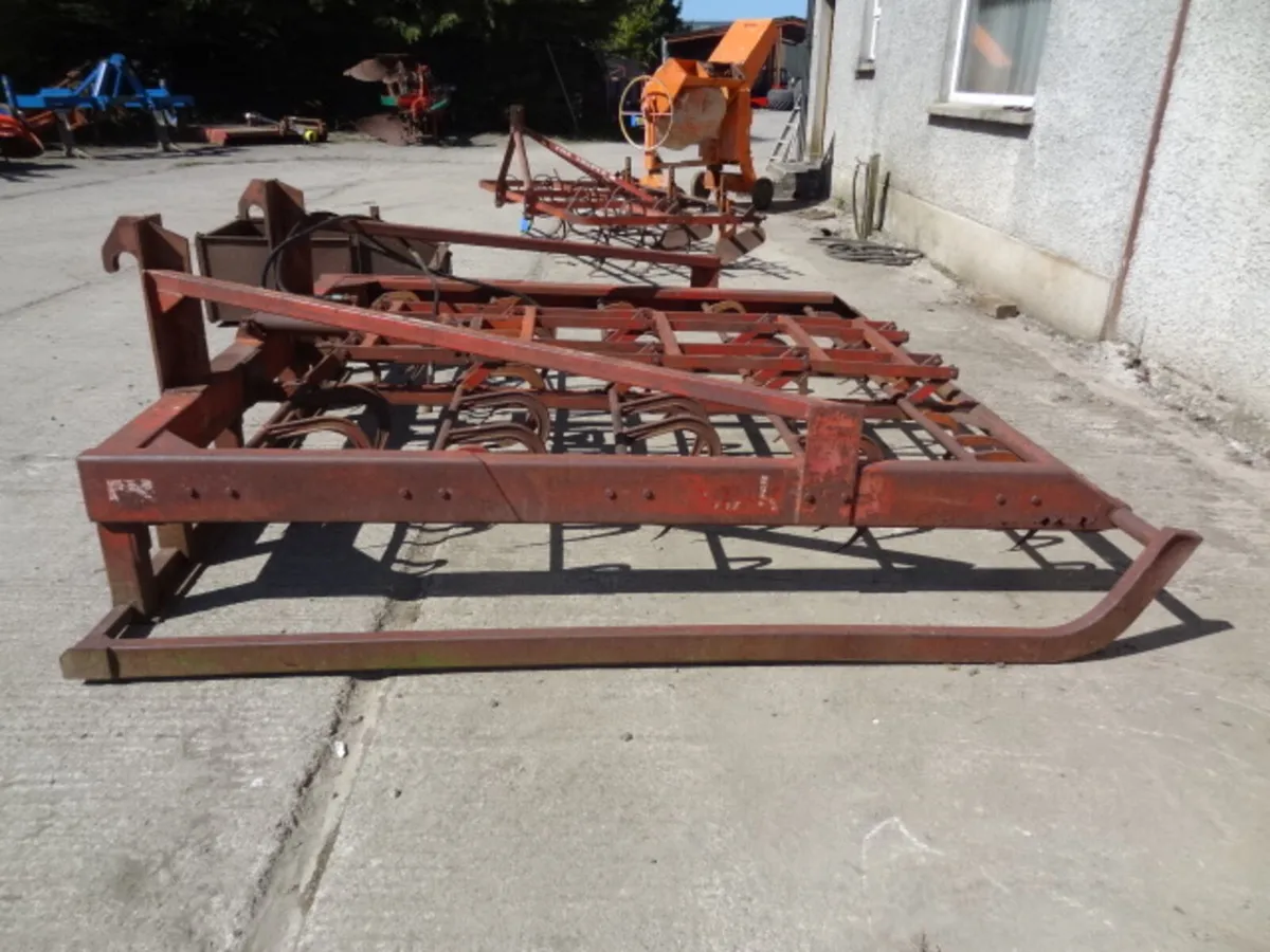 Flat 10 Bale Grab with guide Rail - Image 2