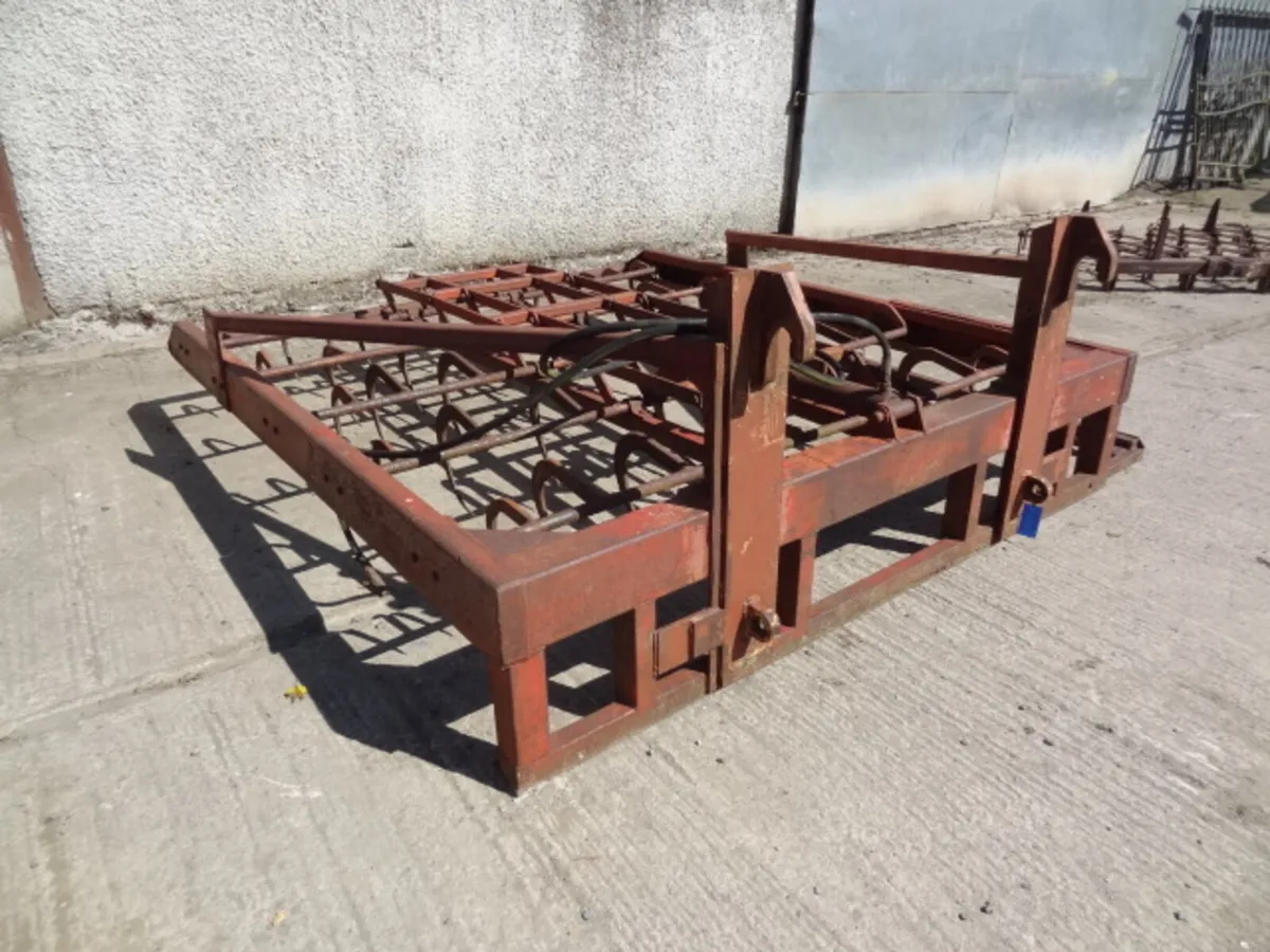Flat 10 Bale Grab with guide Rail - Image 4