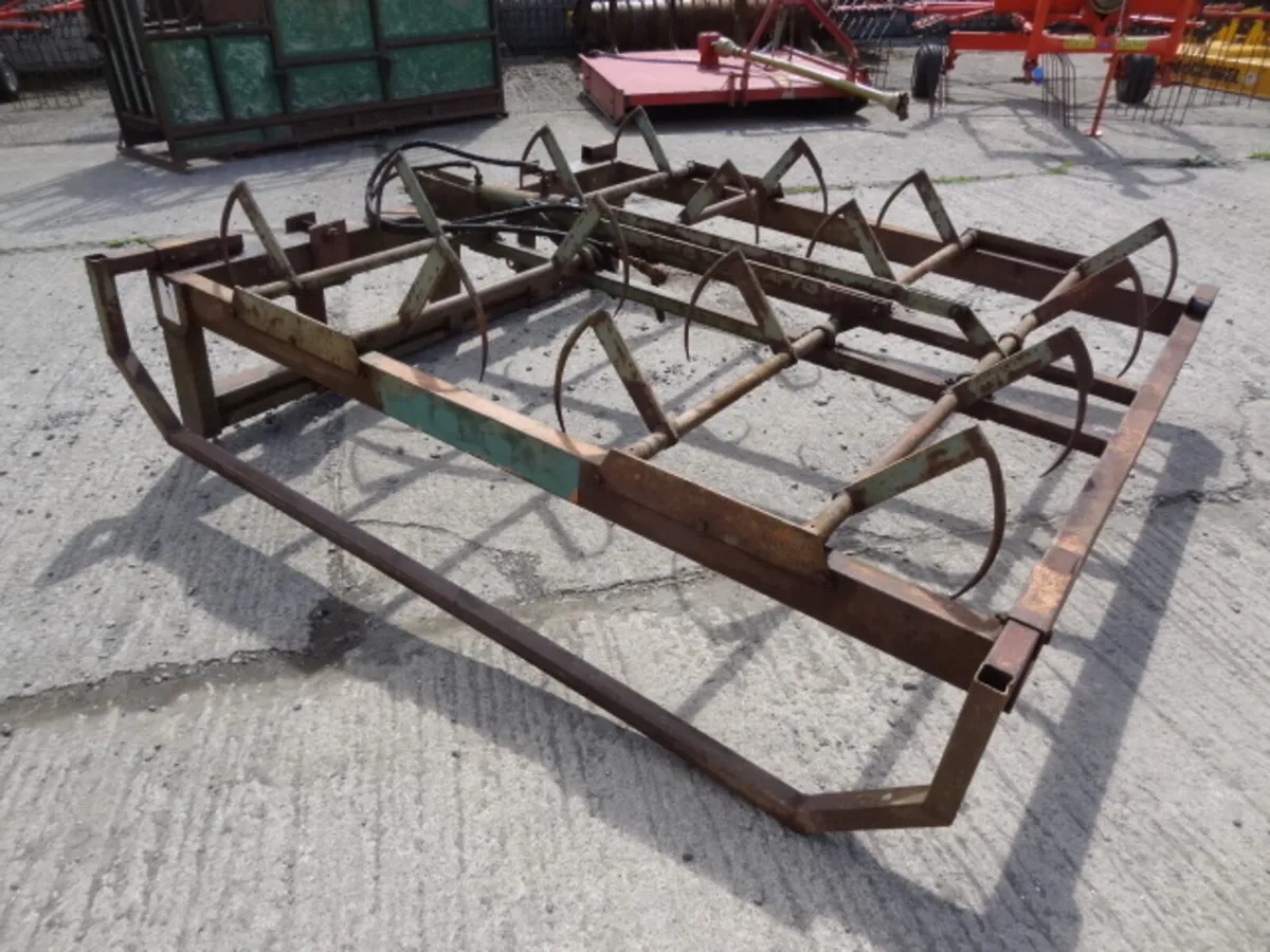 Cook Flat 8 Bale Grab with guide Rail - Image 1