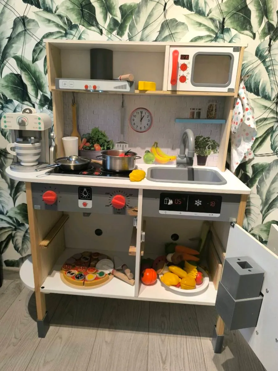 Toy kitchen