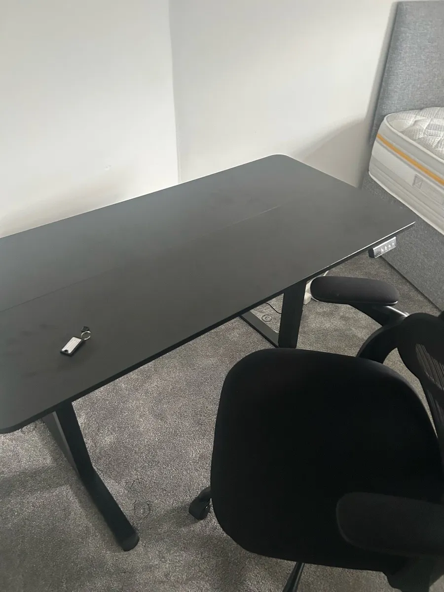 Gaming chair and desk - Image 2