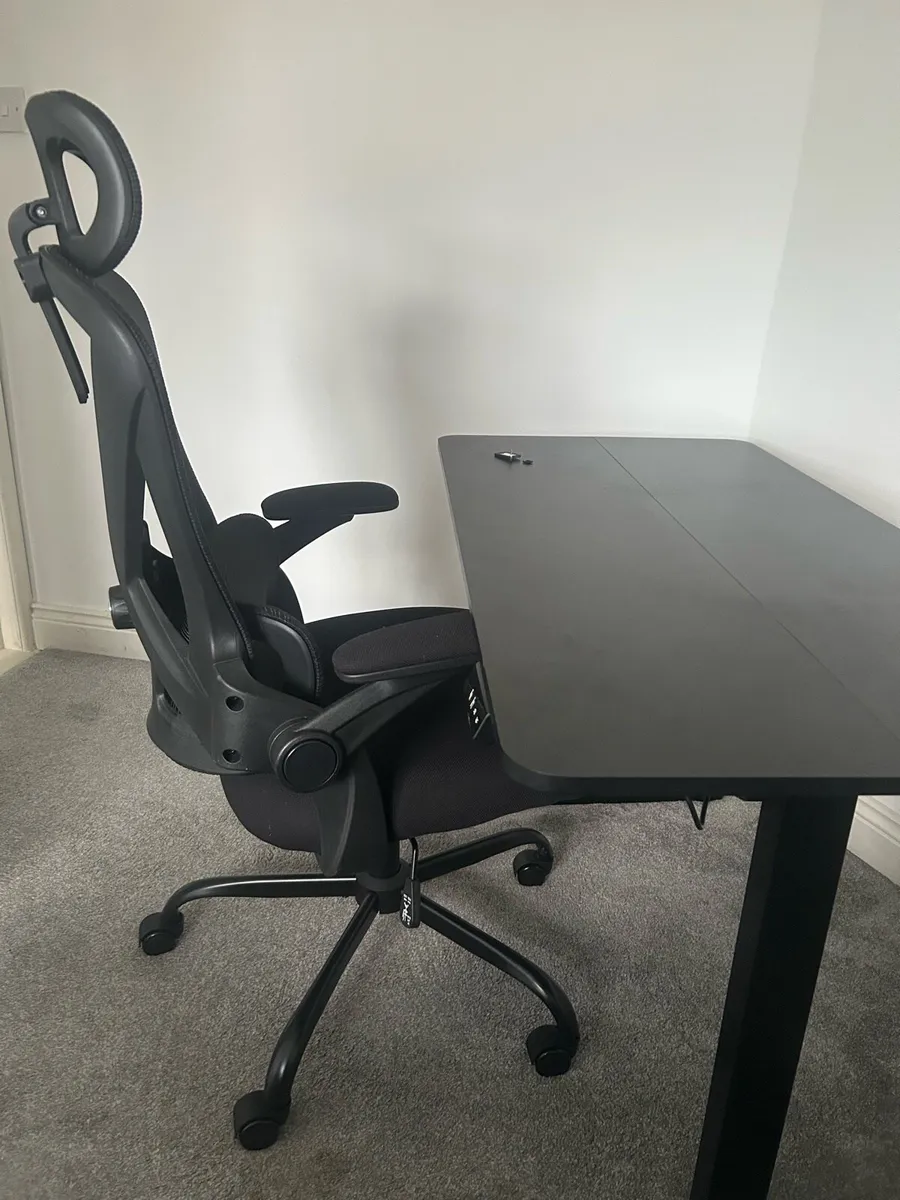 Gaming chair and desk - Image 3