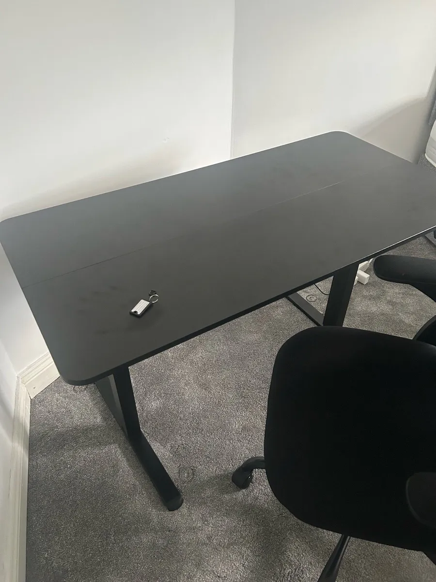 Gaming chair and desk - Image 4