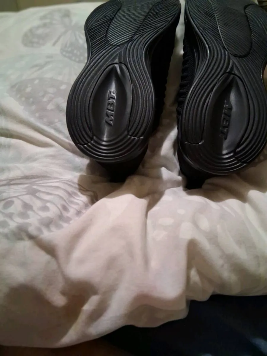 Antique jug and women's shoes - Image 2