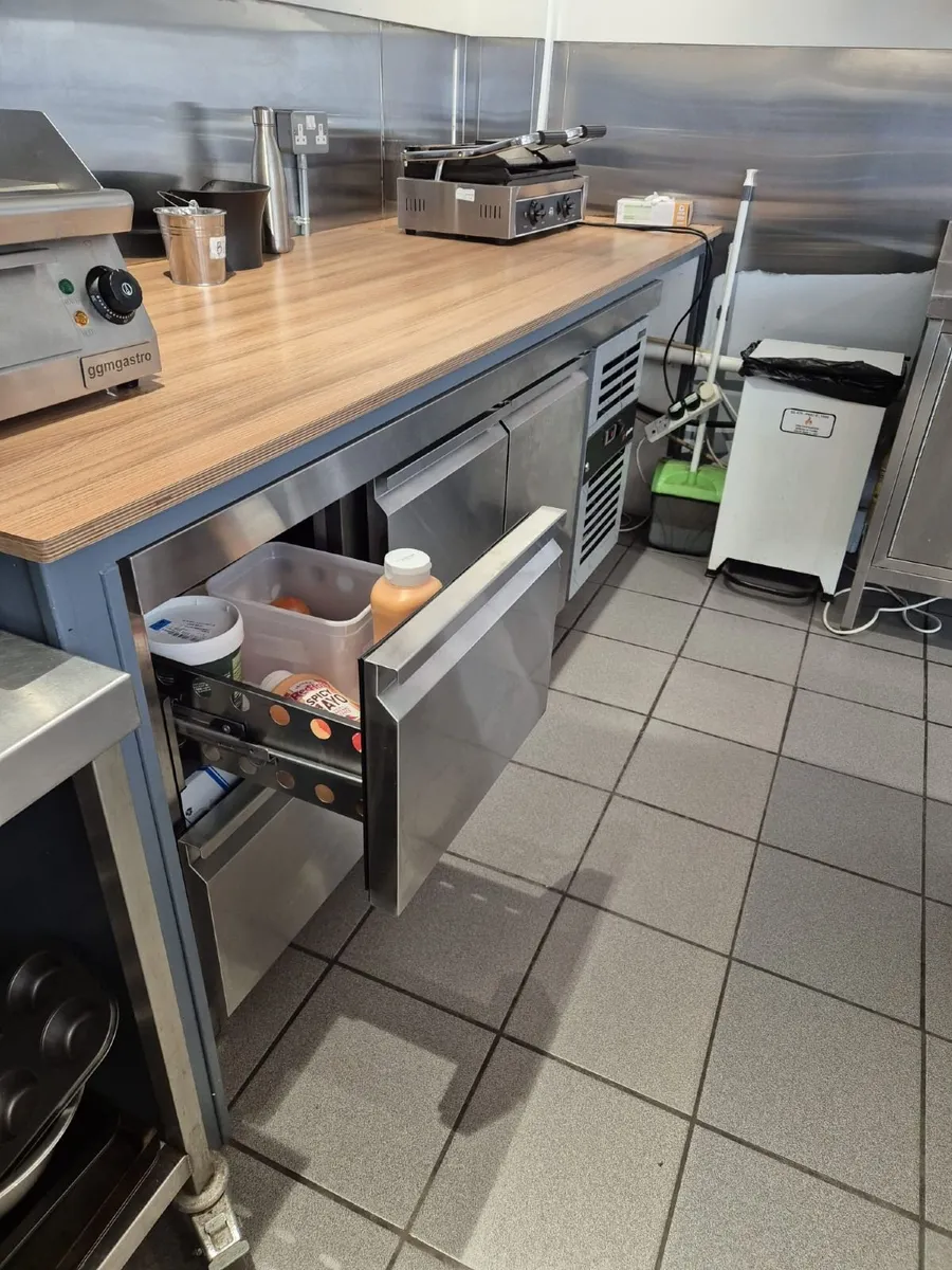 Fridge - undercounter - Image 3