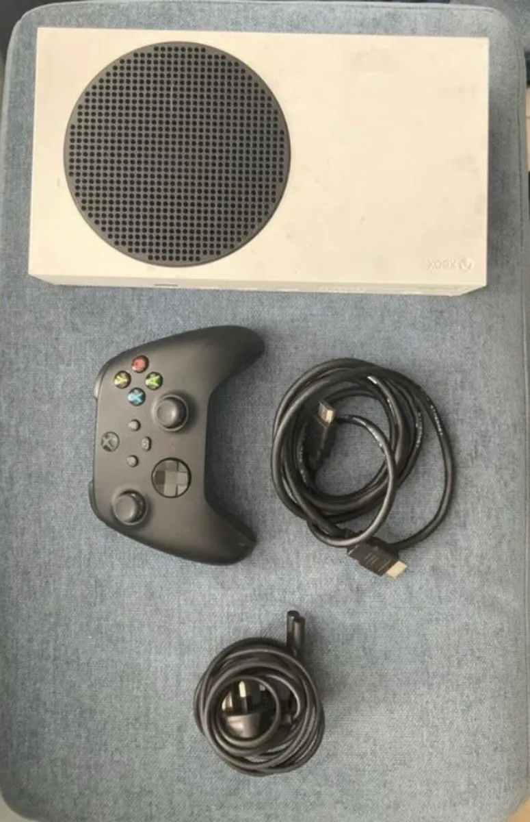 Xbox Series S 512GB + Controller + HDMI Cable - Image 1