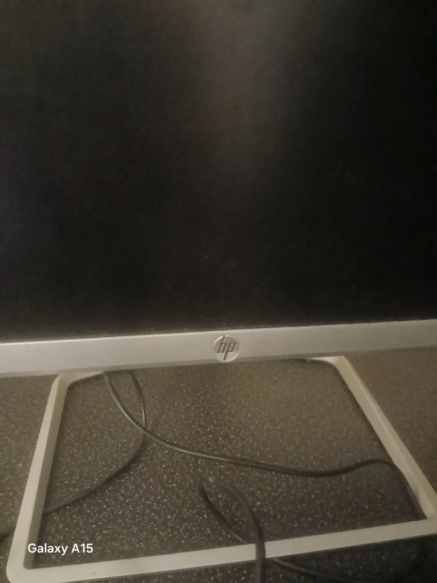 Desk,chair and monitor - Image 2