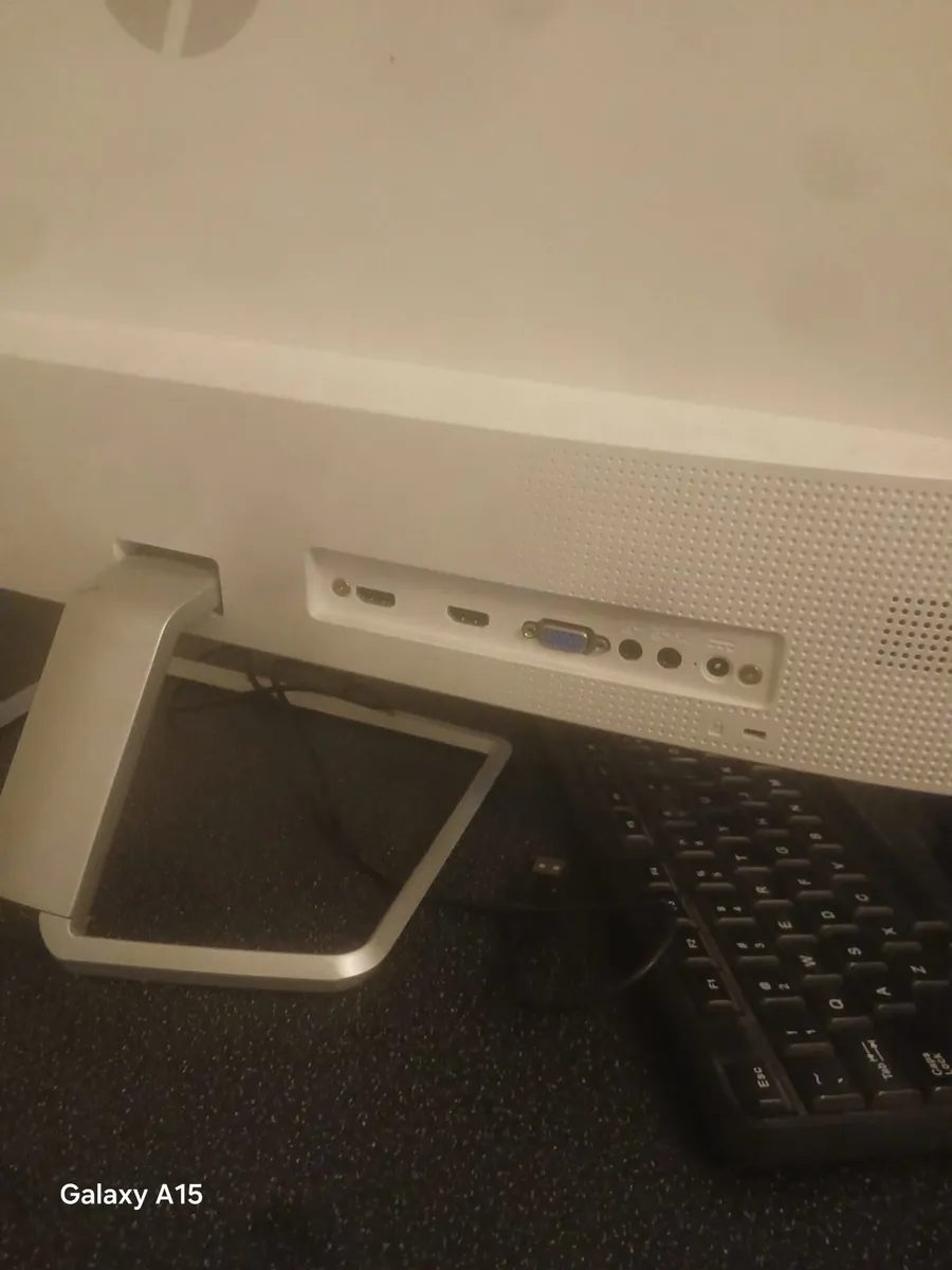 Desk,chair and monitor - Image 1