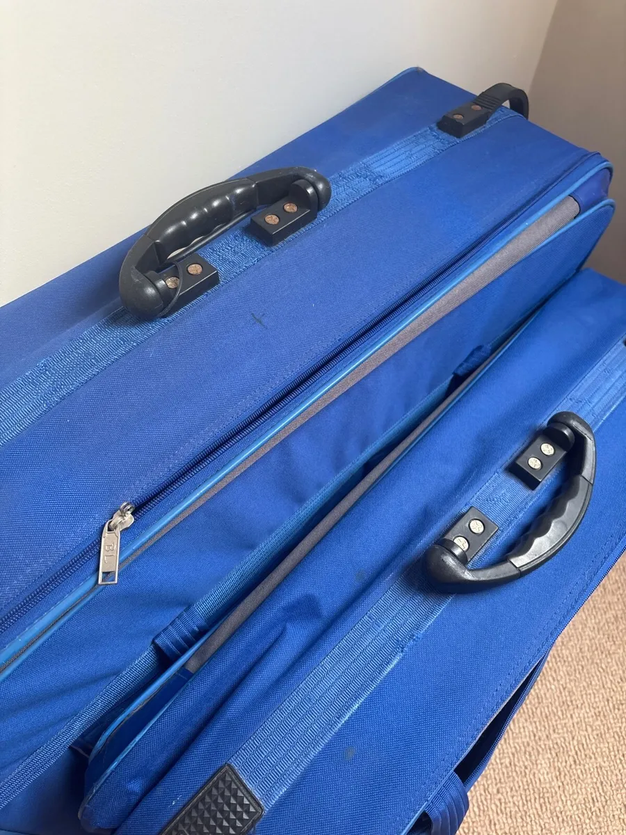 Pair of large suitcases - Image 2
