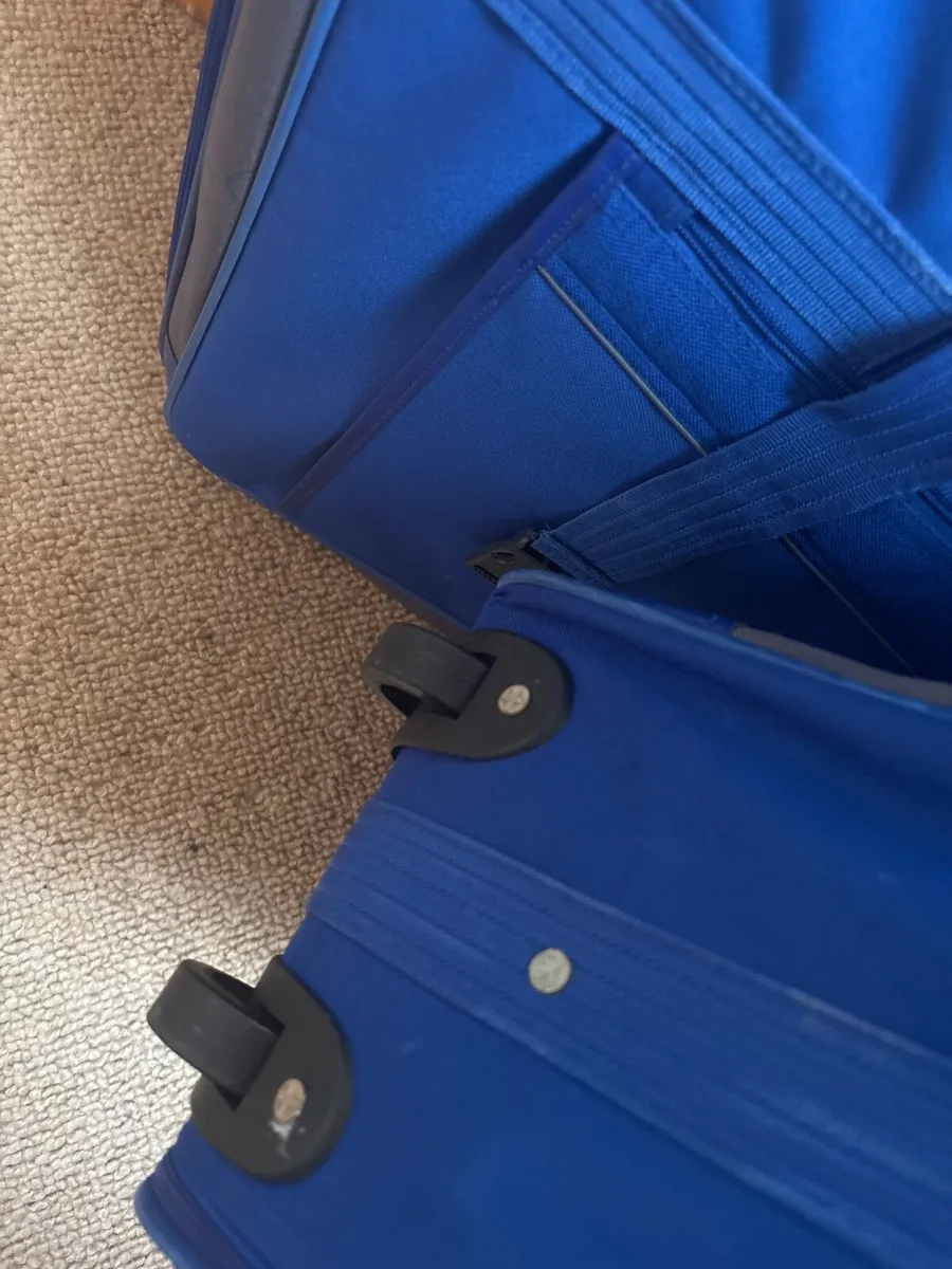 Pair of large suitcases - Image 4
