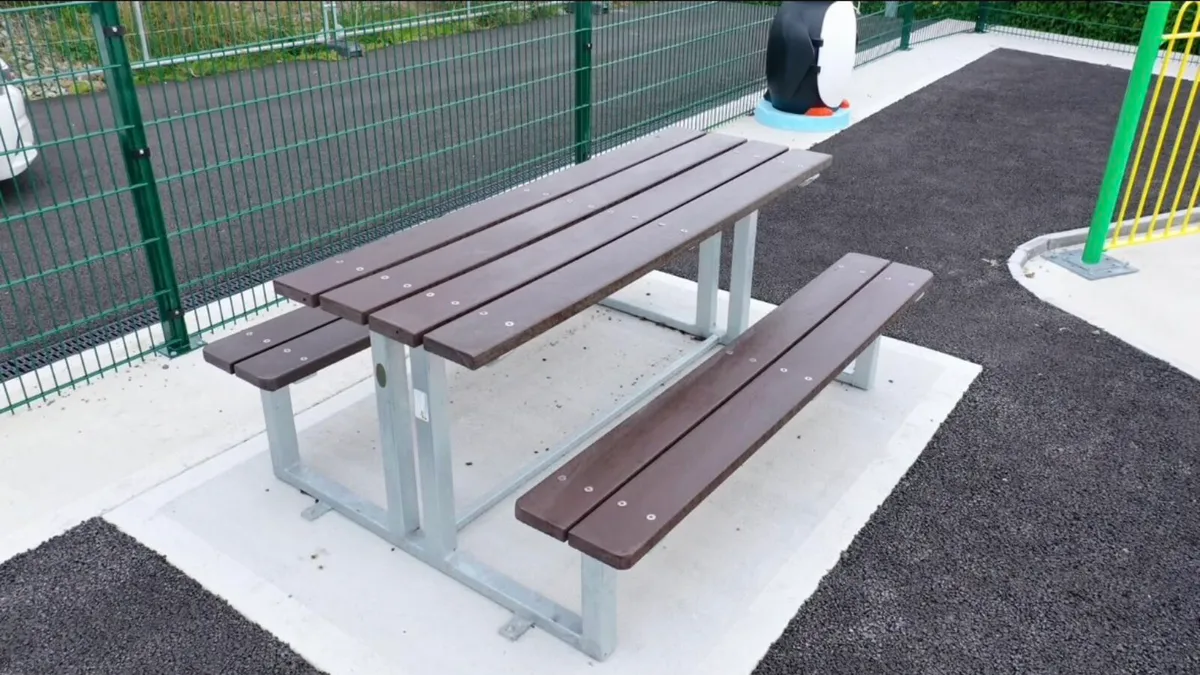 Outdoor picnic table - Image 1