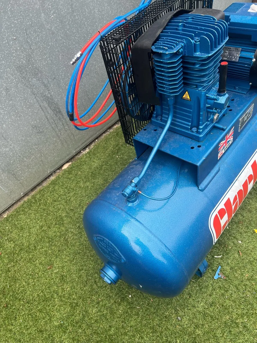 Garage Air Compressor Clarke 200 litre - Image 3