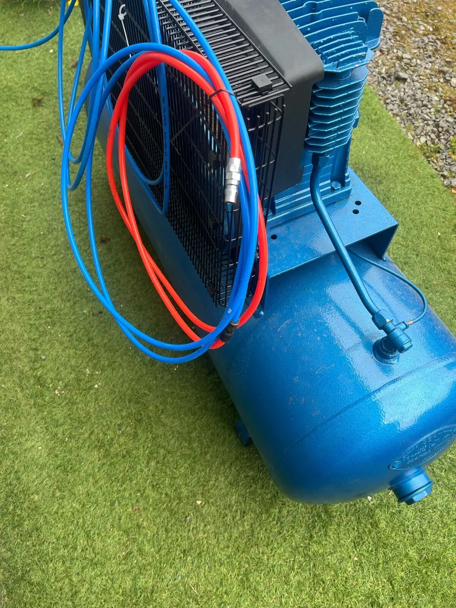 Garage Air Compressor Clarke 200 litre - Image 4