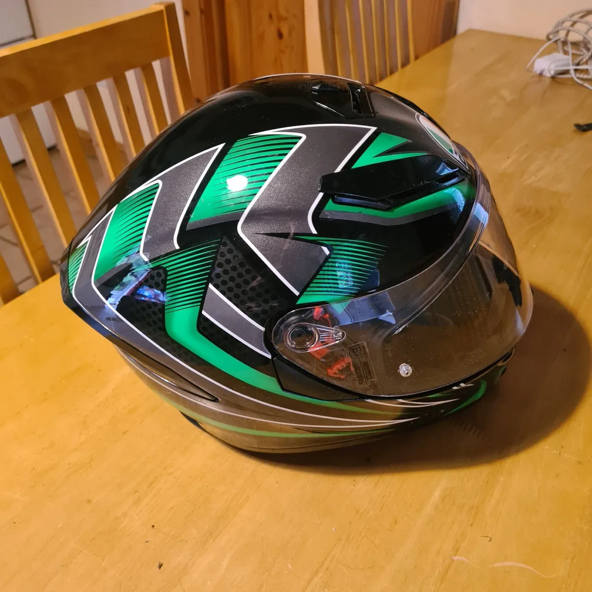 Motorbike helmet - Image 3
