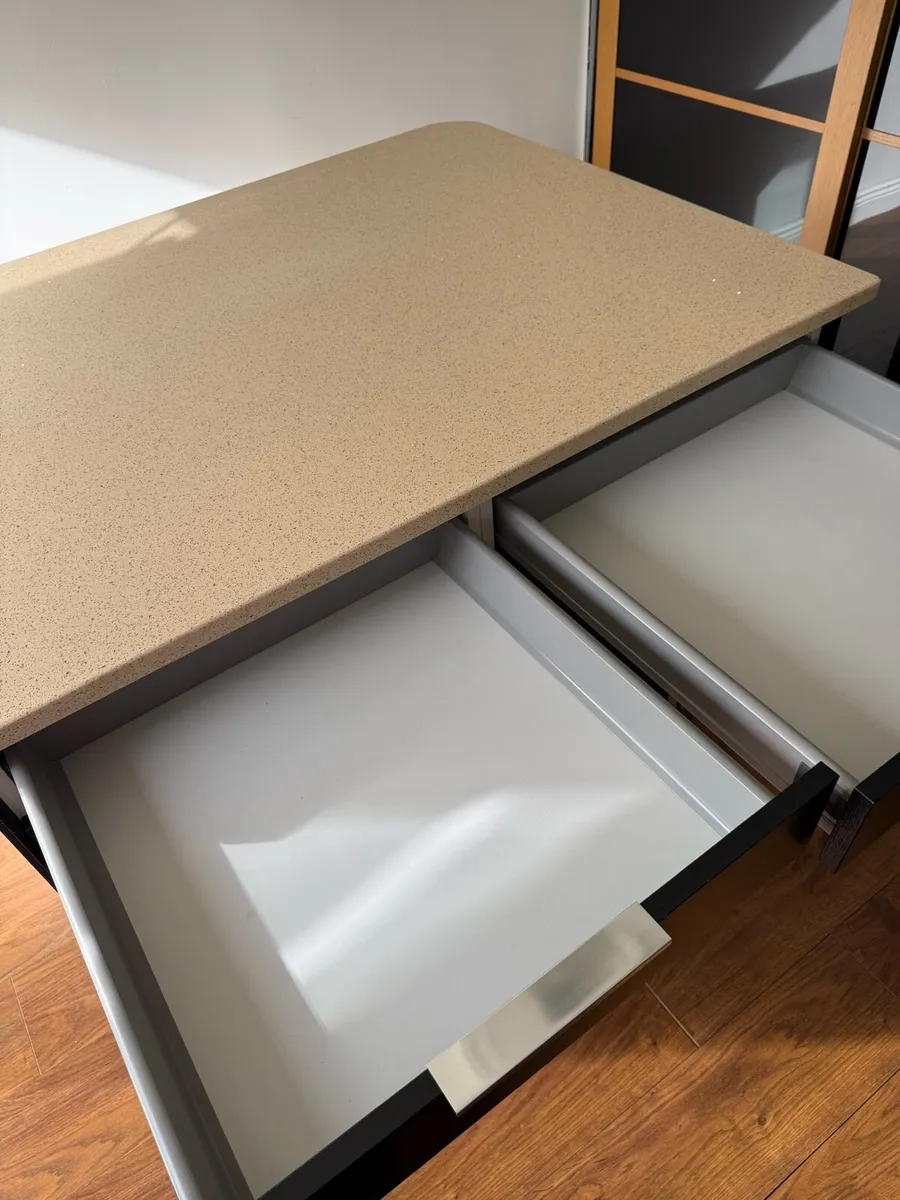 Kitchen Island - Image 3