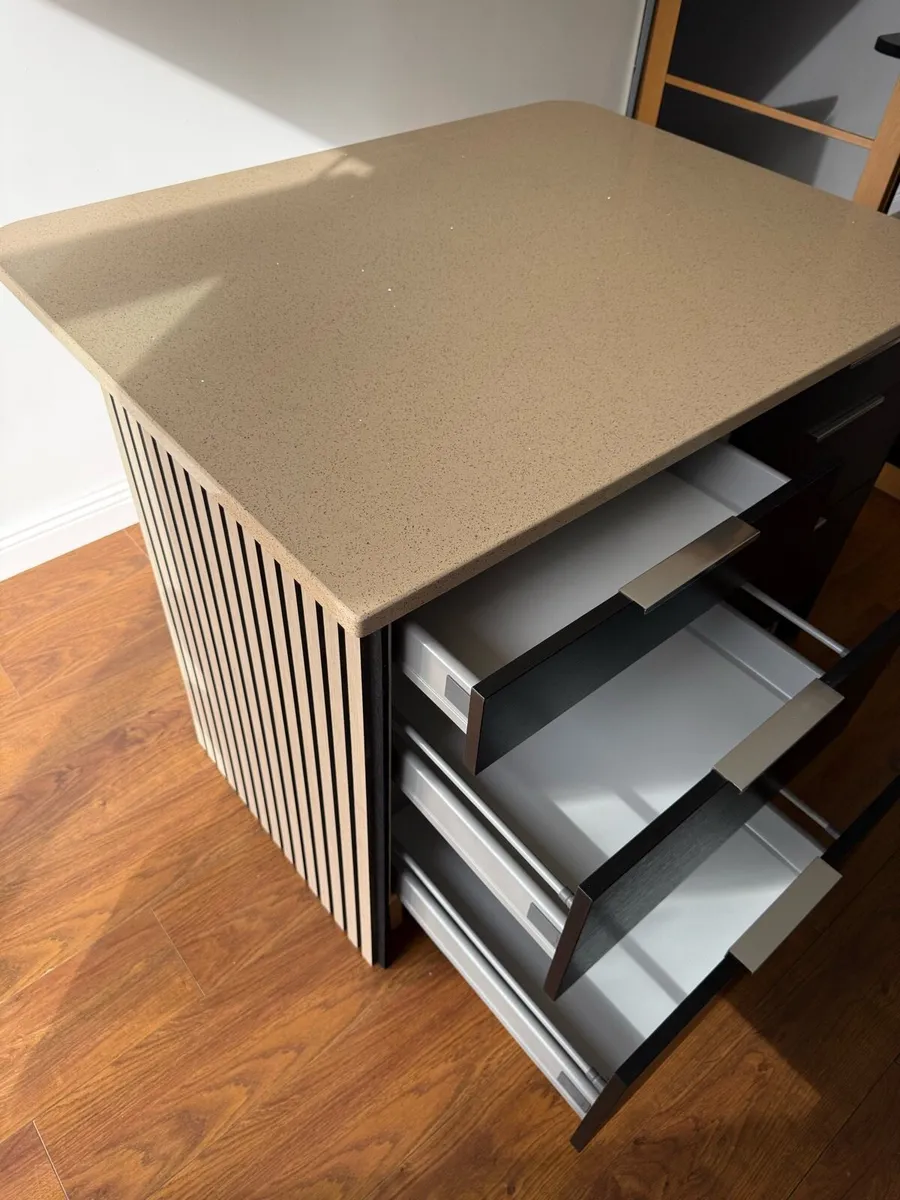 Kitchen Island - Image 4