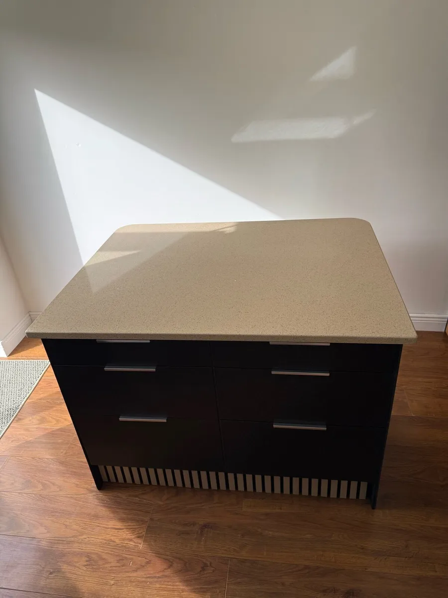 Kitchen Island - Image 1