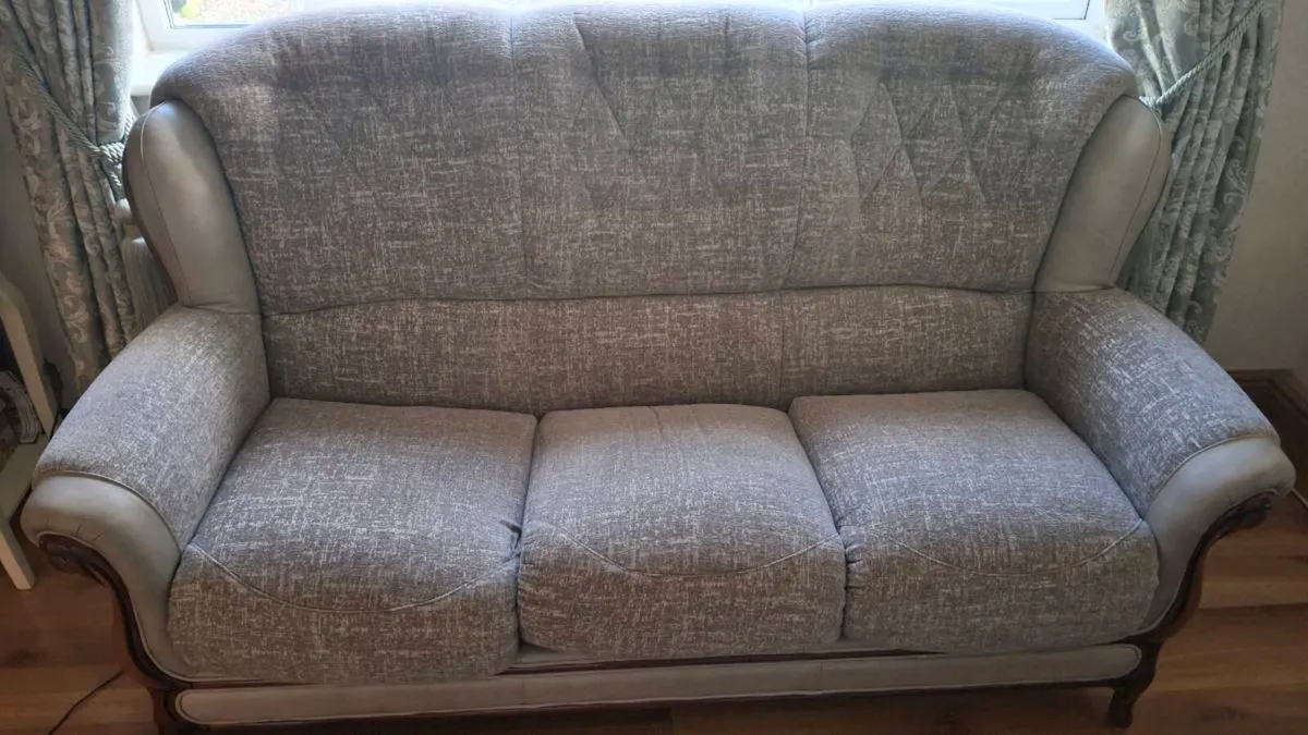 Couch and two armchairs - Image 1