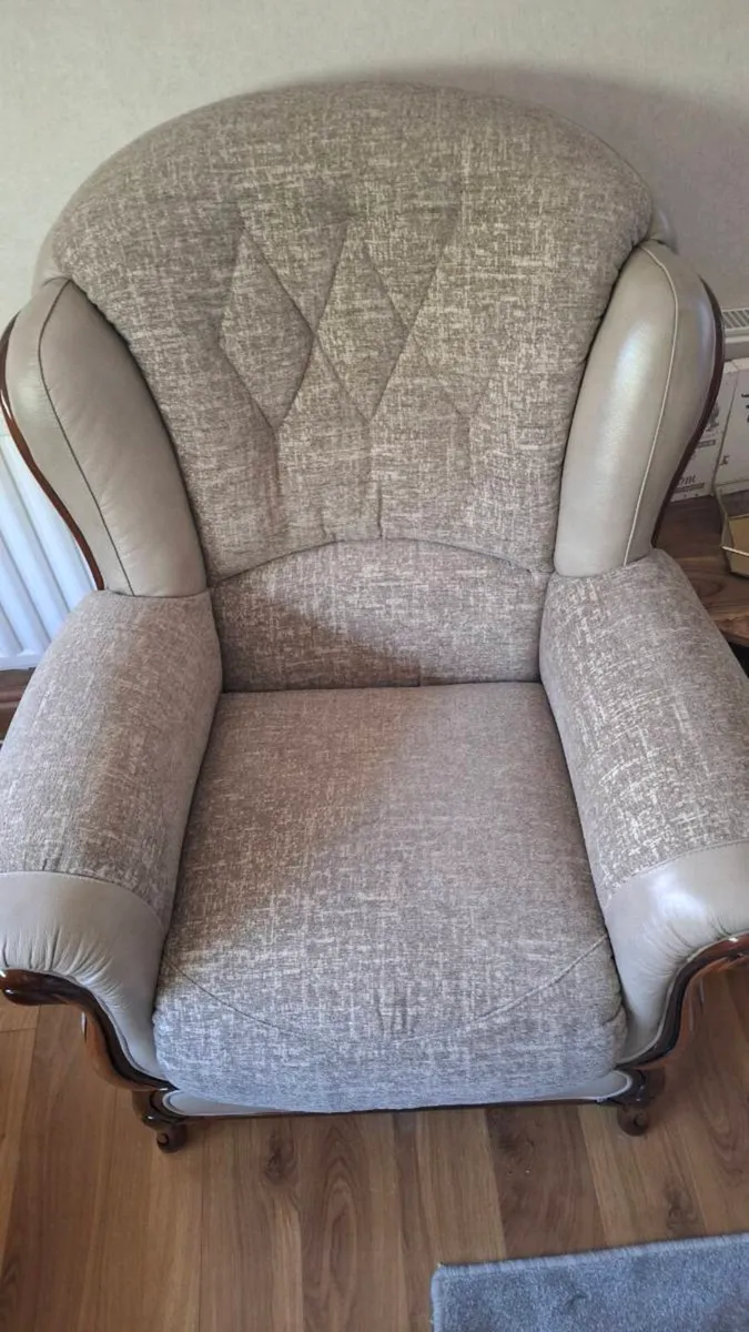Couch and two armchairs - Image 2